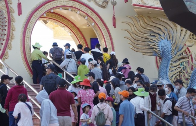 TP Hồ Chí Minh: Du khách đổ về các điểm vui chơi, giải trí