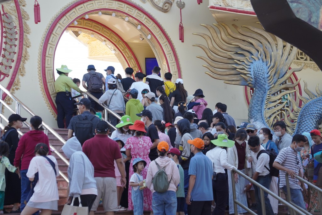 Rất đông du khách đổ về Khu du lịch văn hóa Suối Tiên