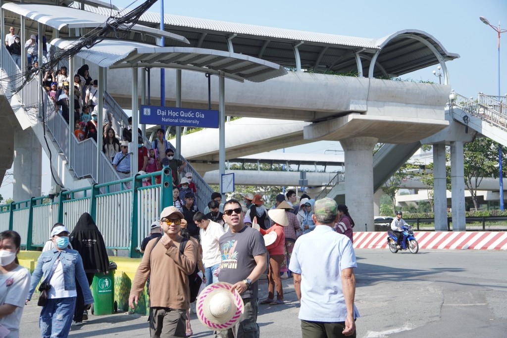 Đông đảo người dân và du khách chọn tuyến Metro Bến Thành - Suối Tiên di chuyển và trải nghiệm