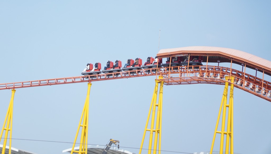 Du khách trải nghiệm tàu lượn trên cao