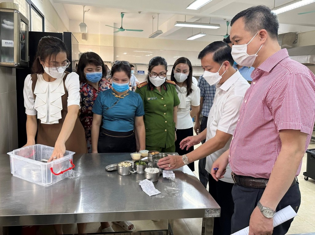 Ông Đặng Thanh Phong, Chi cục trưởng Chi cục An toàn vệ sinh thực phẩm Hà Nội cùng đoàn kiểm tra về ATTP tại một đơn vị trên địa bàn thành phố