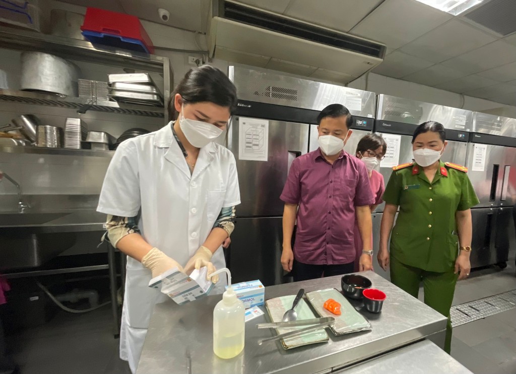 Đoàn kiểm tra liên ngành về công tác ATTP của thành phố Hà Nội xét nghiệm nhanh mẫu thực phẩm tại một nhà hàng trên địa bàn quận Hai Bà Trưng