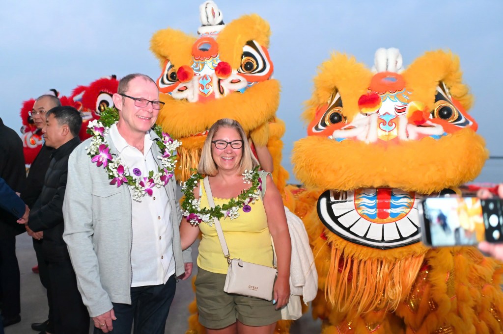 Du khách chụp ảnh lưu niệm tại Cảng tàu khách quốc tế Hạ Long trong ngày đầu tiên của năm mới 2026. Du khách chụp ảnh lưu niệm tại Cảng tàu khách quốc tế Hạ Long trong ngày đầu tiên của năm mới 2026.