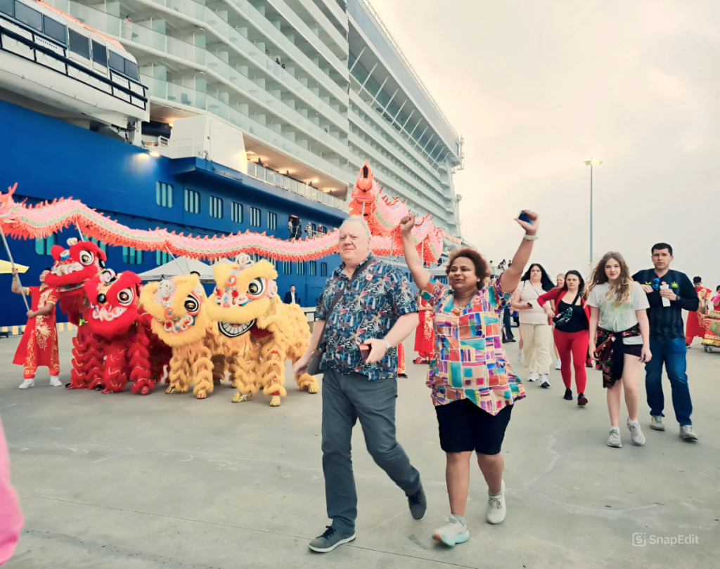 Du khách vui mừng sẵn sàng cho hành trình khám phá Di sản thiên nhiên thế giới Vịnh Hạ Long. Du khách vui mừng sẵn sàng cho hành trình khám phá Di sản thiên nhiên thế giới Vịnh Hạ Long.