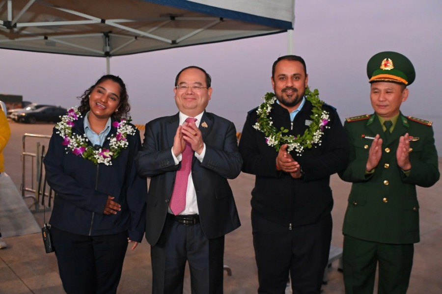 Ông Quản Minh Cường, Bí thư Tỉnh ủy Quảng Ninh, đã có mặt từ rất sớm tại Cảng tàu khách quốc tế Hạ Long để tặng hoa và chụp hình lưu niệm cùng những vị khách quốc tế đầu tiên đến Quảng Ninh trong năm 2026. Ông Quản Minh Cường, Bí thư Tỉnh ủy Quảng Ninh, đã có mặt từ rất sớm tại Cảng tàu khách quốc tế Hạ Long để tặng hoa và chụp hình lưu niệm cùng những vị khách quốc tế đầu tiên đến Quảng Ninh trong năm 2026.