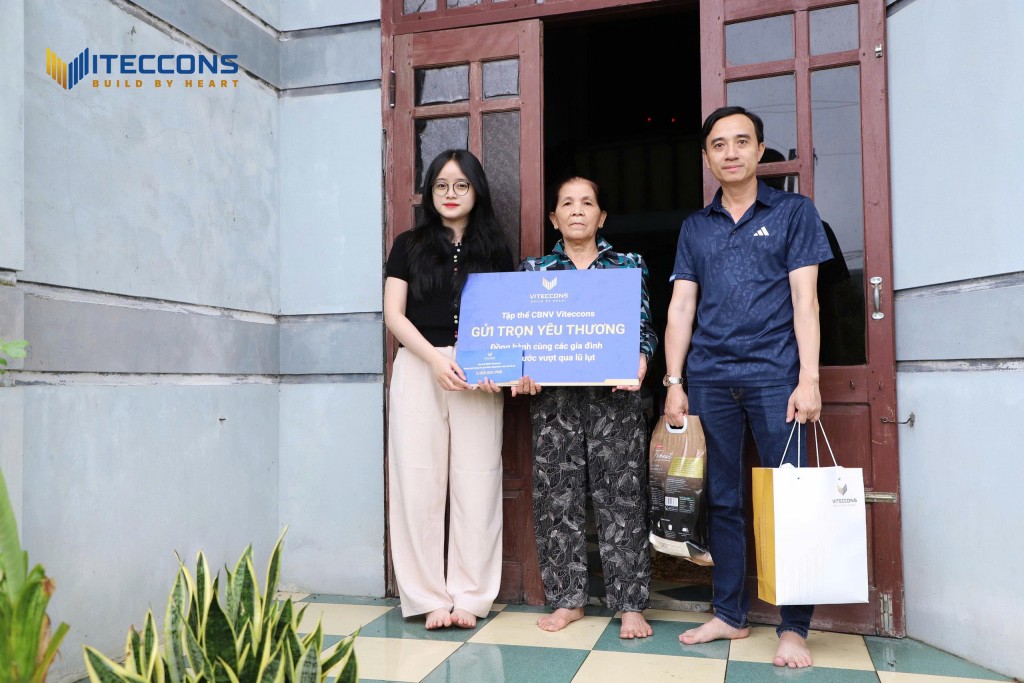 Bạn trẻ Đặng Vũ Anh (bên phải) cùng đại diện doanh nghiệp trao quà hỗ trợ người dân vượt qua khó khăn sau thiên tai, thể hiện tinh thần trách nhiệm xã hội và sự chung tay của thế hệ trẻ trong hành trình dựng xây đất nước.