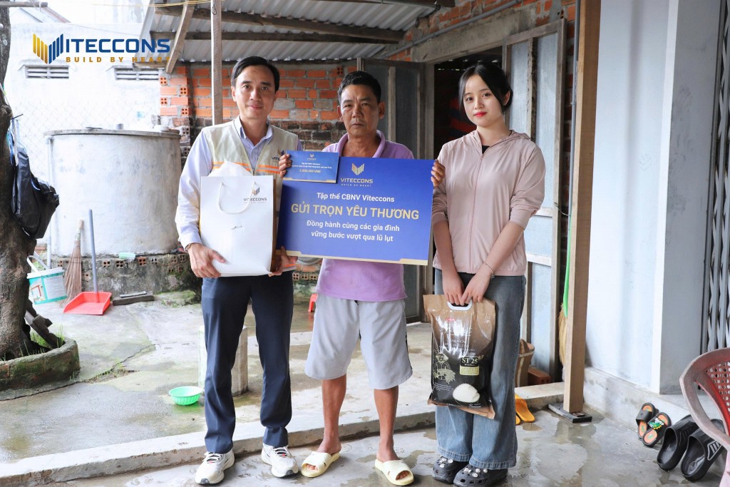 Bạn trẻ Đặng Vũ Anh (bên phải) cùng đại diện doanh nghiệp trao quà hỗ trợ người dân vượt qua khó khăn sau thiên tai, thể hiện tinh thần trách nhiệm xã hội và sự chung tay của thế hệ trẻ trong hành trình dựng xây đất nước.