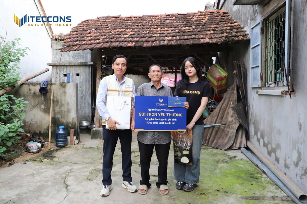 Bạn trẻ Đặng Vũ Anh (bên phải) cùng đại diện doanh nghiệp trao quà hỗ trợ người dân vượt qua khó khăn sau thiên tai, thể hiện tinh thần trách nhiệm xã hội và sự chung tay của thế hệ trẻ trong hành trình dựng xây đất nước.