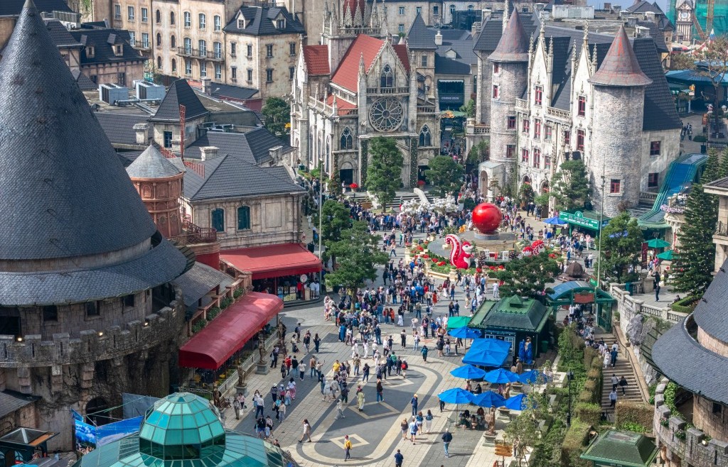 Hàng nghìn du khách đến Bà Nà đón năm mới 2026