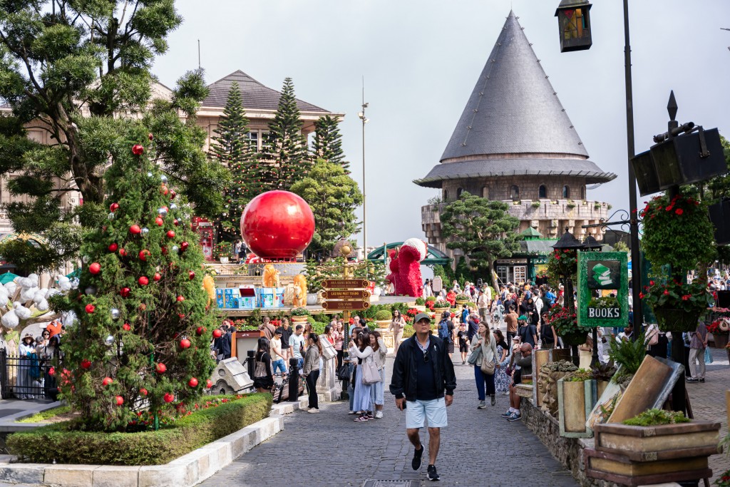 Hàng nghìn du khách đến Bà Nà đón năm mới 2026