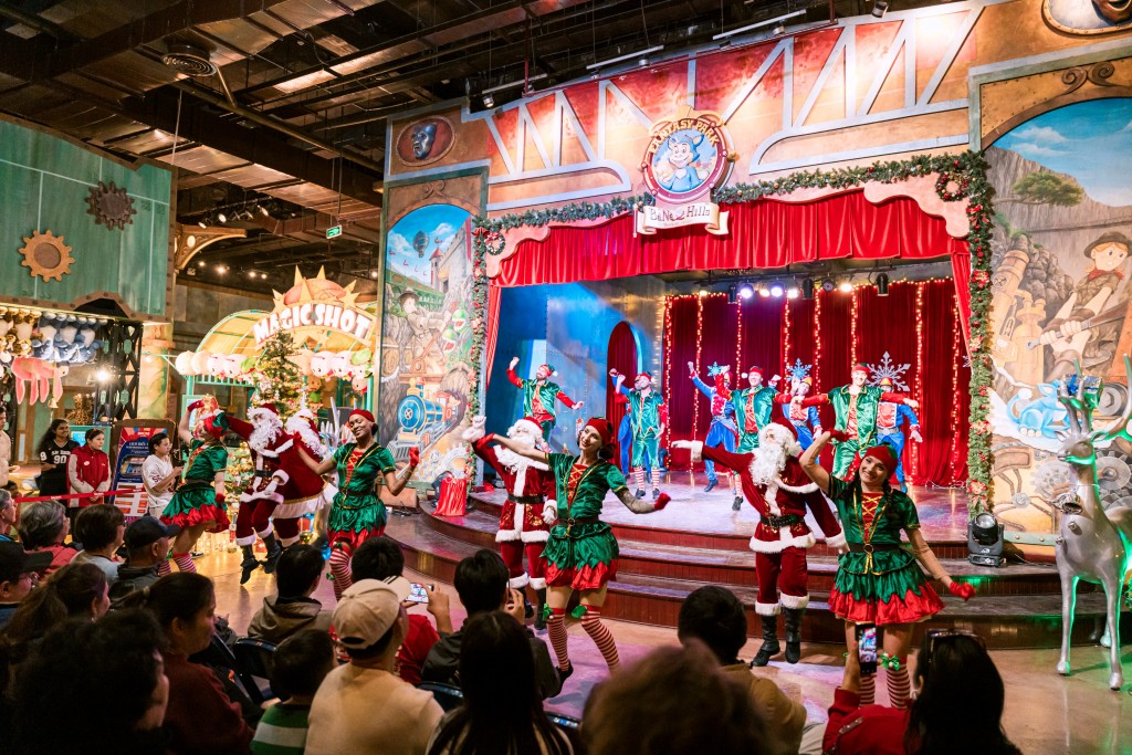 Các nghệ sĩ quốc tế mang đến không khí lễ hội tưng bừng qua những vũ điệu vui nhộn. Các nghệ sĩ quốc tế mang đến không khí lễ hội tưng bừng qua những vũ điệu vui nhộn.