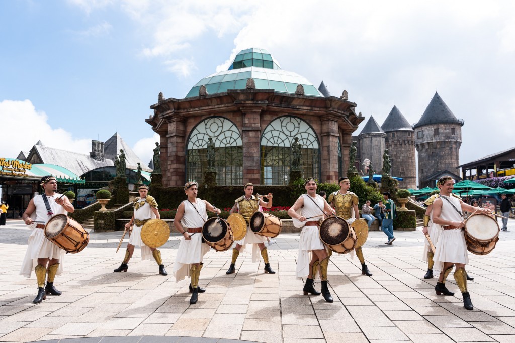 Hàng nghìn du khách đến Bà Nà đón năm mới 2026