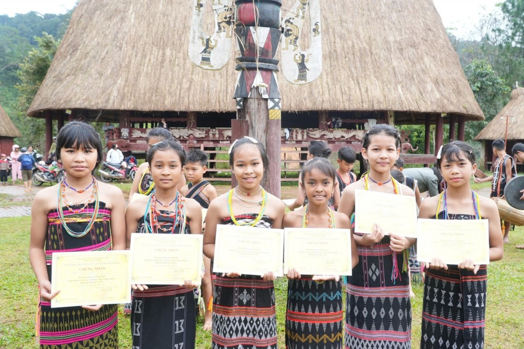 Các em học sinh Cơ Tu nhận chứng nhận hoàn thành chương trình tập huấn “Truyền dạy cồng, trống, chiêng dân tộc Cơ Tu”
