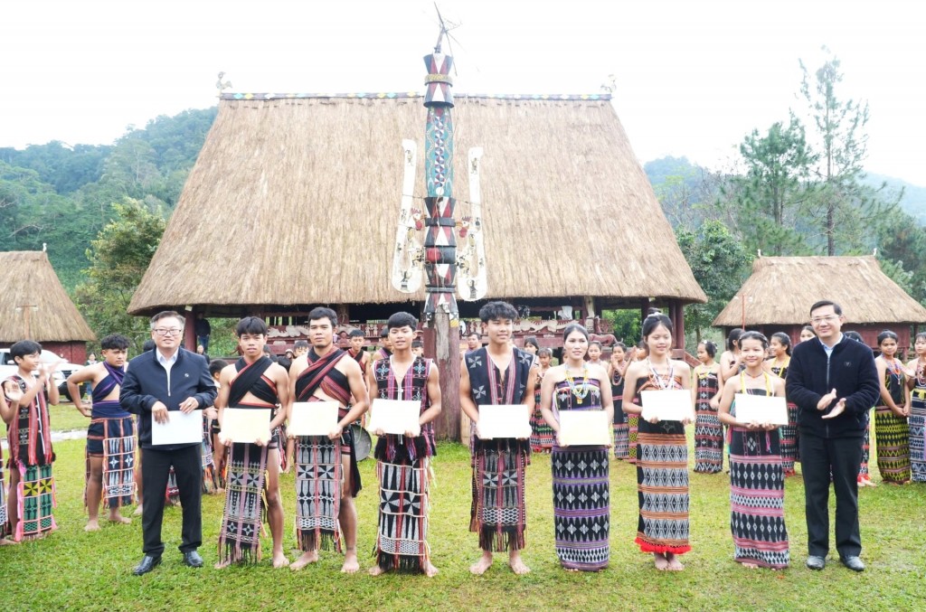 Không chỉ dừng lại ở việc giữ gìn văn hóa, hoạt động truyền dạy còn mở ra cơ hội phát triển sinh kế cho cộng đồng