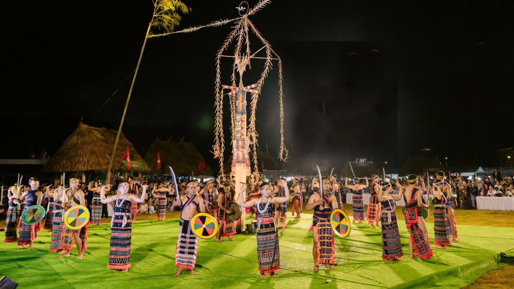 Điệu múa tung tung, da dá là nghệ thuật múa cổ truyền có từ bao đời của dân tộc Cơ Tu sinh sống tại các xã miền núi phía Tây TP Đà Nẵng