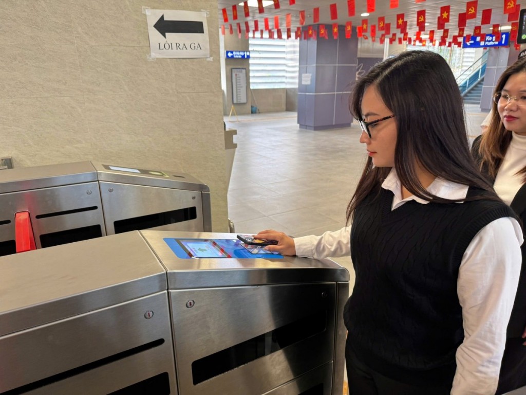 Thử nghiệm hệ thống soát vé thông minh trên tuyến Nhổn - Ga Hà Nội Thử nghiệm hệ thống soát vé thông minh trên tuyến Nhổn - Ga Hà Nội