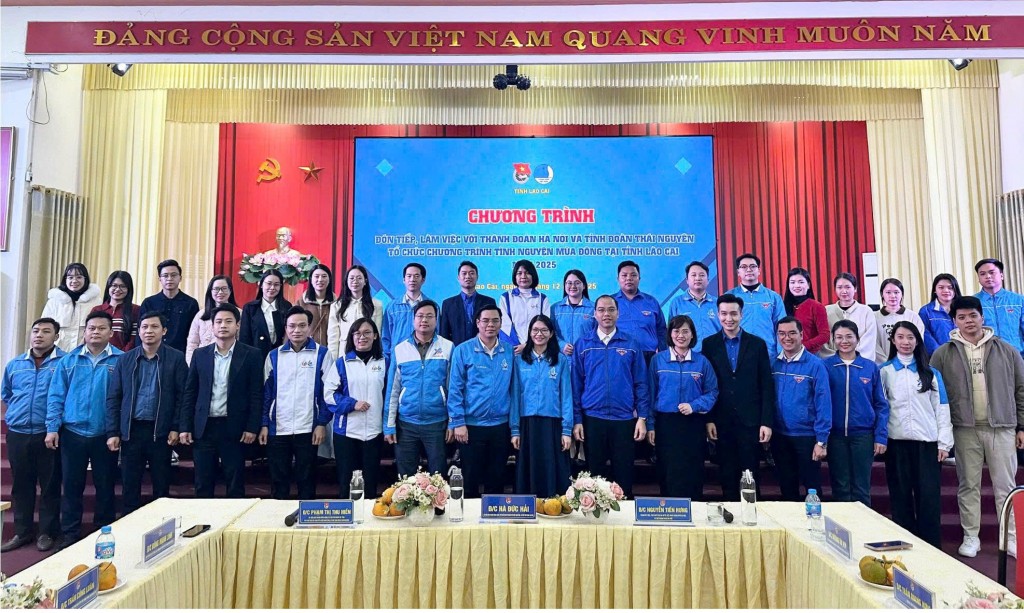 Đồng chí Nguyễn Tiến Hưng – Phó Chủ tịch Ủy ban MTTQ Việt Nam thành phố Hà Nội, Bí thư Thành đoàn Hà Nội chụp ảnh lưu niệm cùng đại biểu các đơn vị tham dự chương trình, thể hiện tinh thần đoàn kết, đồng hành của tổ chức Đoàn trong các hoạt động vì cộng đồng.