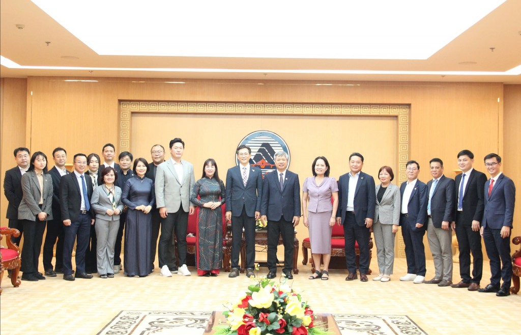 Lãnh đạo thành phố Đà Nẵng và đoàn công tác huyện Yeongam (tỉnh Jeollanam-do, Hàn Quốc) chụp ảnh lưu niệm, thể hiện tinh thần hữu nghị và sẵn sàng mở rộng hợp tác giữa hai địa phương. Lãnh đạo thành phố Đà Nẵng và đoàn công tác huyện Yeongam (tỉnh Jeollanam-do, Hàn Quốc) chụp ảnh lưu niệm, thể hiện tinh thần hữu nghị và sẵn sàng mở rộng hợp tác giữa hai địa phương.