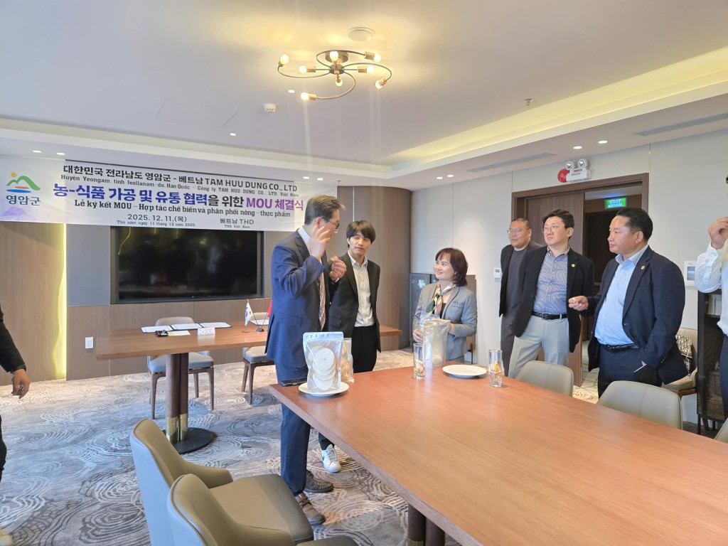 Đại diện huyện Yeongam, lãnh đạo Công ty Tâm Hữu Dũng và các đối tác trao đổi, giới thiệu sản phẩm, thảo luận định hướng hợp tác sau lễ ký kết. Đại diện huyện Yeongam, lãnh đạo Công ty Tâm Hữu Dũng và các đối tác trao đổi, giới thiệu sản phẩm, thảo luận định hướng hợp tác sau lễ ký kết.