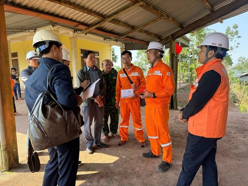 EVNNPC và chính quyền địa phương khảo sát, trao đổi, tìm giải pháp khả thi nhất nhằm sớm đưa ánh sáng điện về với đồng bào