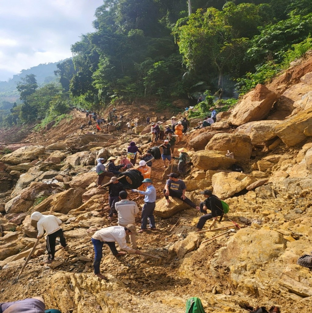 Đội ngũ cán bộ, công nhân EVNNPC cùng người dân vượt địa hình hiểm trở, gùi vác vật tư, bám trụ hiện trường thi công để đưa điện về các thôn, bản vùng sâu, vùng xa