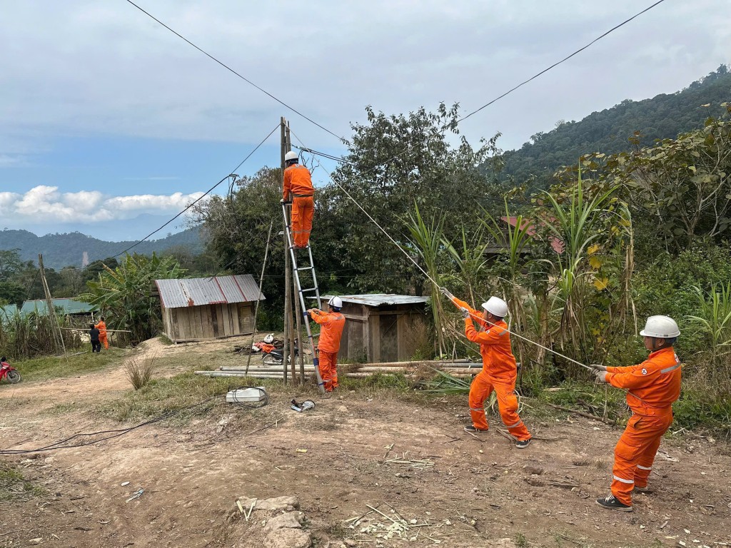 Công nhân EVNNPC phối hợp kéo dây, dựng cột, thi công đường dây điện tại các thôn, bản vùng cao