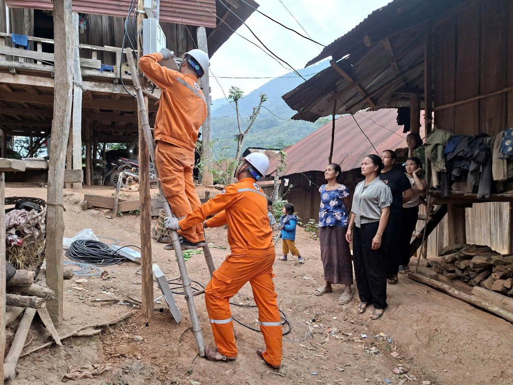 Công nhân EVNNPC lắp đặt công tơ, kéo điện vào từng hộ dân, đưa ánh sáng về các bản làng vùng cao
