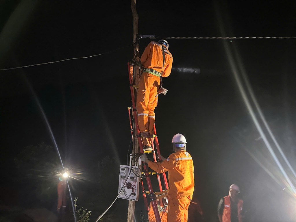 Công nhân EVNNPC thi công xuyên đêm, lắp đặt đường dây và thiết bị điện, bảo đảm tiến độ cấp điện cho thôn, bản vùng sâu, vùng xa