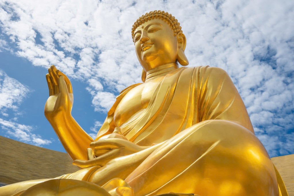 Tên gọi Đức Phật Câu Na Hàm Mâu Ni Như Lai tiếng Phạn có nghĩa “Đấng đến từ Vàng”. Ảnh: Sun World Ba Den Mountain