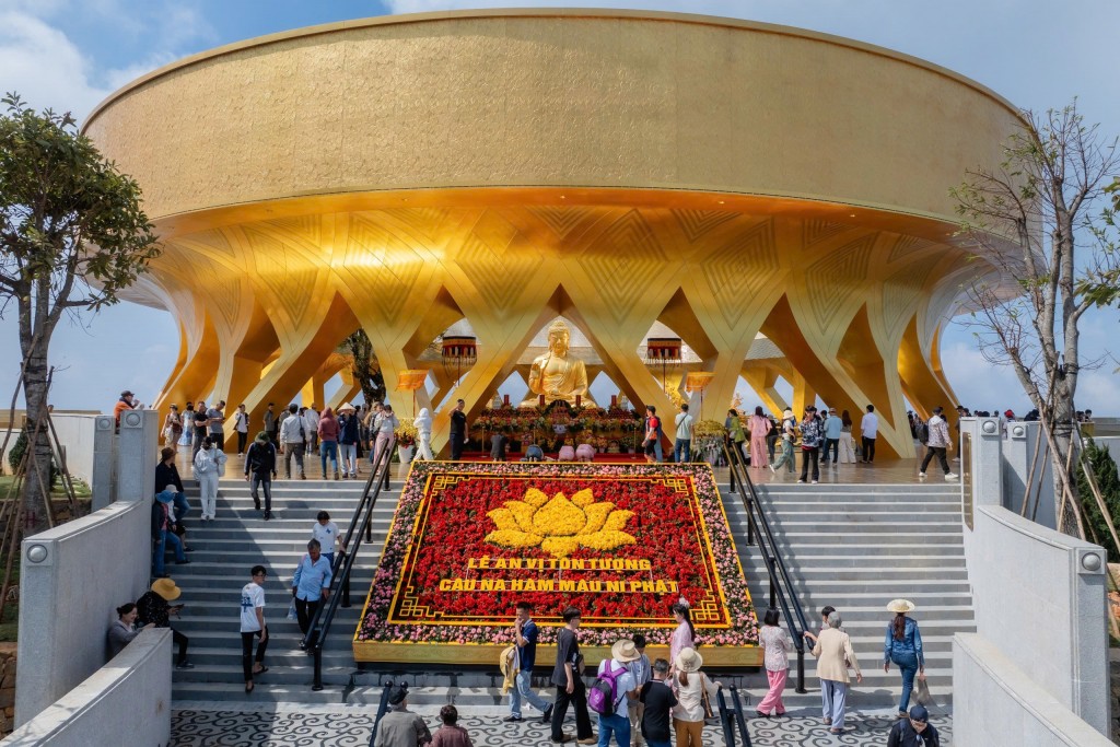 Đông đảo du khách chiêm bái Tượng Phật Câu Na Hàm Mâu Ni ngày 1/1/2026. Ảnh: Sun World Ba Den Mountain