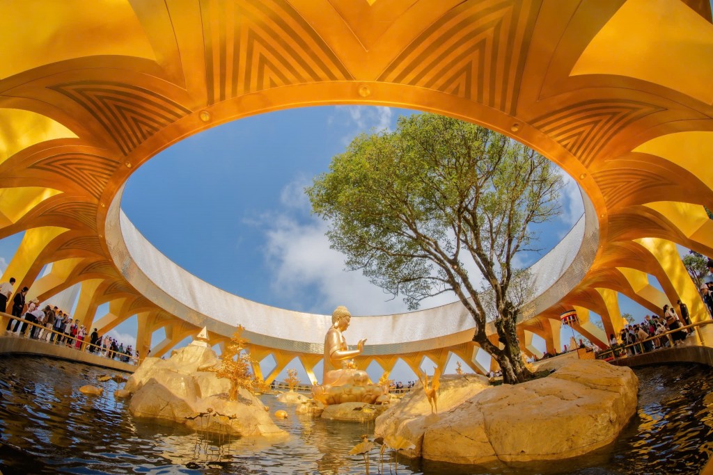 Vườn Ưu đàm và tượng Phật Câu Na Hàm Mâu Ni trong sắc vàng hoàng kim. Ảnh: Sun World Ba Den Mountain