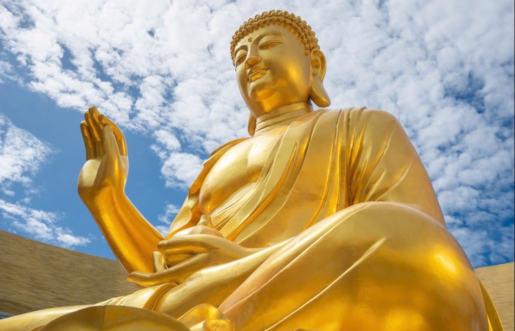 Vì sao tượng Phật Câu Na Hàm Mâu Ni trên núi Bà Đen có màu vàng?