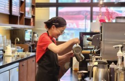 Giới trẻ làm việc xuyên Tết: “Mang tiền về cho mẹ”