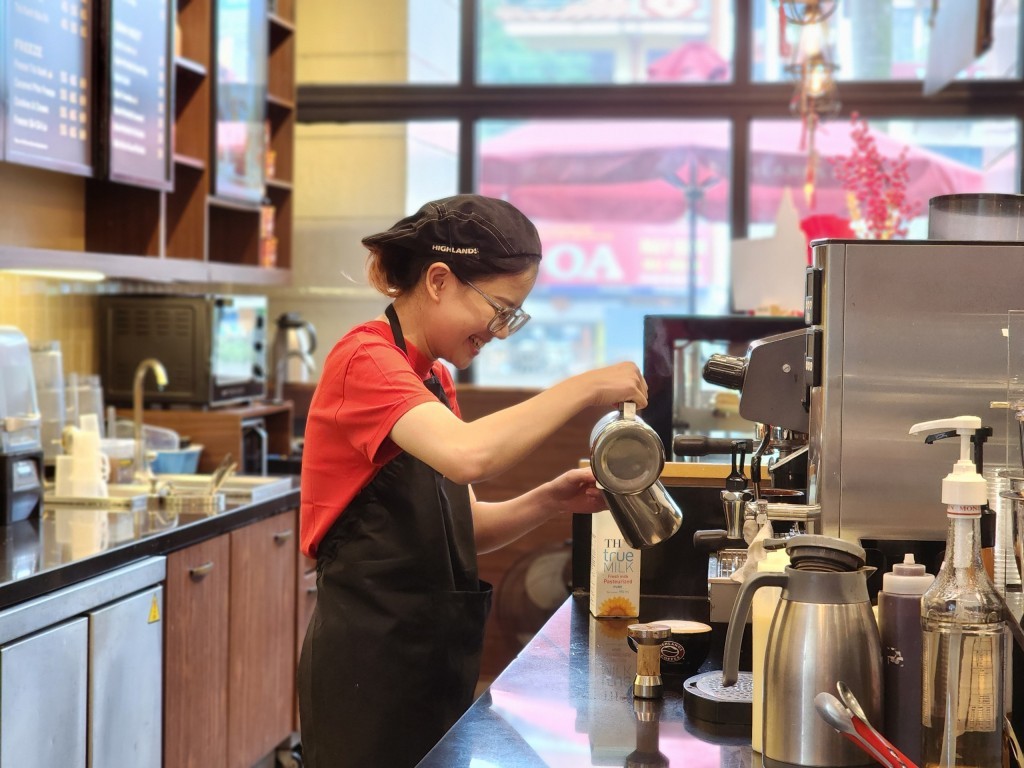 Năm nay là năm thứ 2 Khánh Linh làm việc xuyên Tết