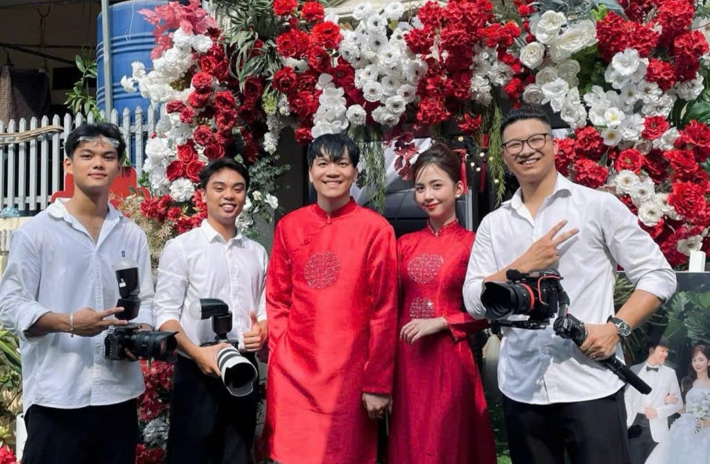 Những ngày cuối năm, nhiều người trẻ nỗ lực chạy đua với công việc, hy vọng giúp đỡ gia đình có một cái Tết đủ đầy