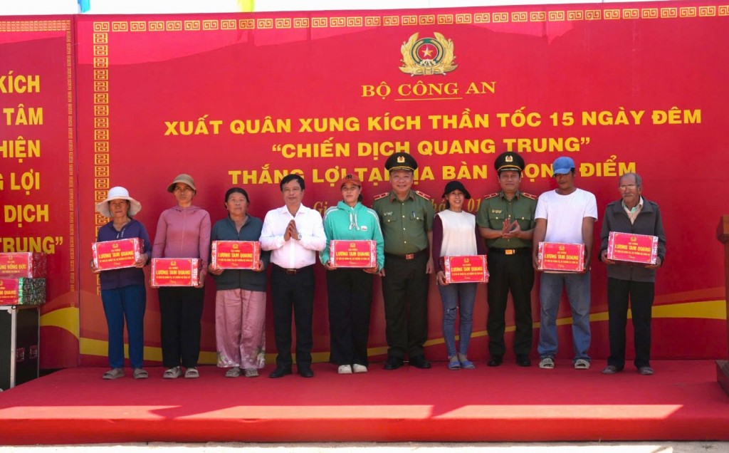 Thiếu tướng Nguyễn Hồng Nguyên (thứ 3 từ phải sang) và Thiếu tướng Lê Quang Nhân tặng quà của Đại tướng Lương Tam Quang – Bộ trưởng Bộ Công an cho 7 hộ gia đình tại phường Quy Nhơn Đông Thiếu tướng Nguyễn Hồng Nguyên (thứ 3 từ phải sang) và Thiếu tướng Lê Quang Nhân tặng quà của Đại tướng Lương Tam Quang – Bộ trưởng Bộ Công an cho 7 hộ gia đình tại phường Quy Nhơn Đông