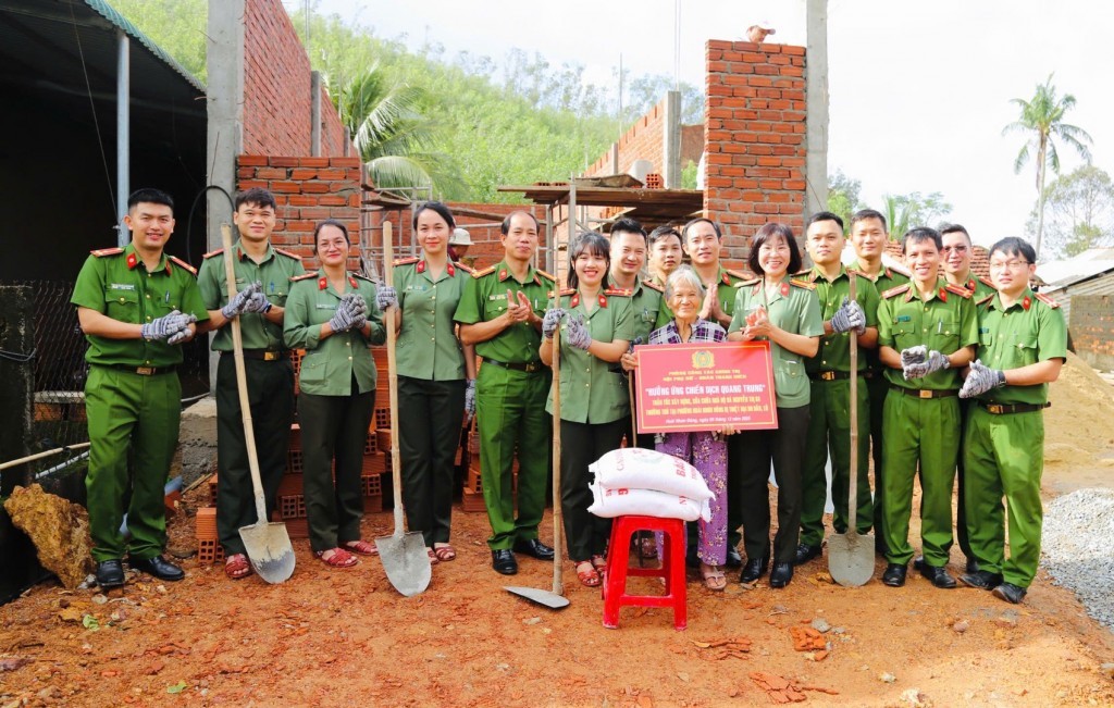 Bên cạnh nguồn lực tài chính, lực lượng Quân đội và Công an đóng vai trò nòng cốt trong hỗ trợ thi công, dựng nhà, vận chuyển vật liệu Bên cạnh nguồn lực tài chính, lực lượng Quân đội và Công an đóng vai trò nòng cốt trong hỗ trợ thi công, dựng nhà, vận chuyển vật liệu