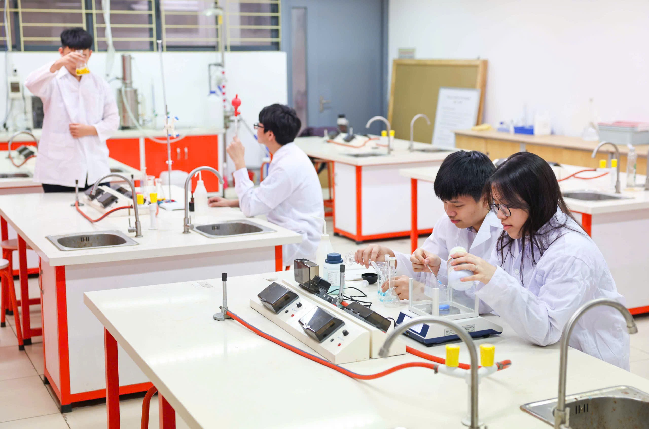 Học sinh trường THPT Chuyên Hà Nội - Amsterdam chuẩn bị cho kỳ thi Olympic Khoa học trẻ quốc tế (Ảnh: Thanh Tùng) Học sinh trường THPT Chuyên Hà Nội - Amsterdam chuẩn bị cho kỳ thi Olympic Khoa học trẻ quốc tế (Ảnh: Thanh Tùng)