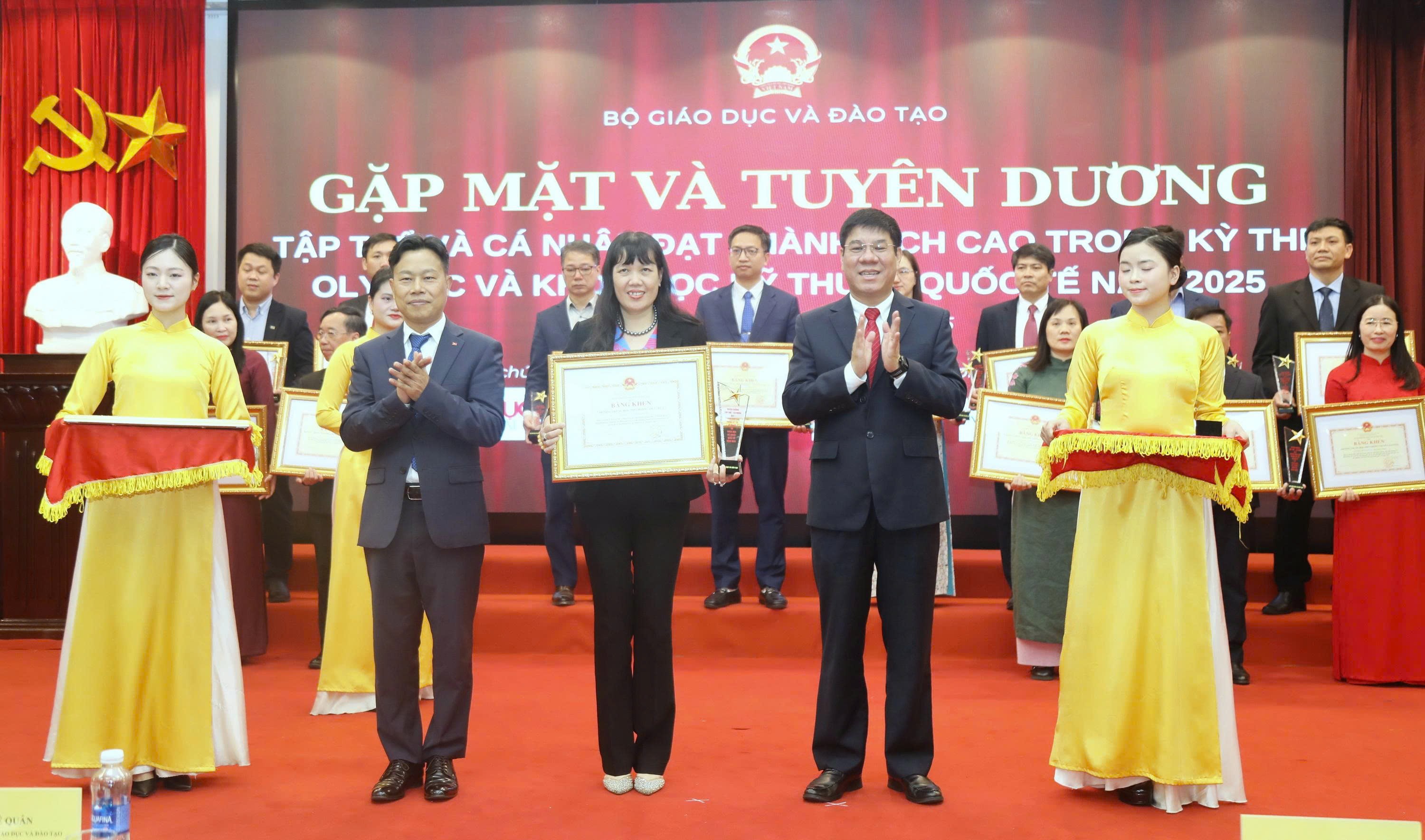 TS Nguyễn Bội Quỳnh - Hiệu trưởng trường THPT Việt Đức đón nhận khen thưởng của Bộ GD&ĐT TS Nguyễn Bội Quỳnh - Hiệu trưởng trường THPT Việt Đức đón nhận khen thưởng của Bộ GD&ĐT