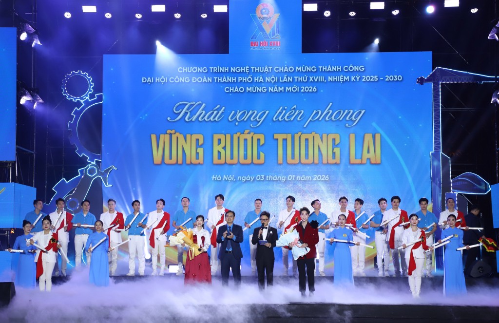 Chủ tịch LĐLĐ thành phố Hà Nội Nguyễn Văn Thắng tặng hoa các nghệ sĩ tham gia biểu diễn tại chương trình.