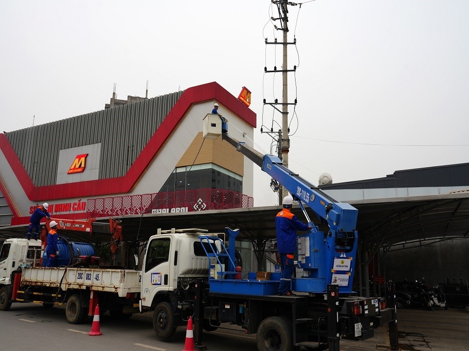 Công ty Điện lực Thái Nguyên rửa sứ hotline, vệ sinh trạm biến áp chuyên dùng cho khách hàng Siêu thị Minh Cầu Công ty Điện lực Thái Nguyên rửa sứ hotline, vệ sinh trạm biến áp chuyên dùng cho khách hàng Siêu thị Minh Cầu