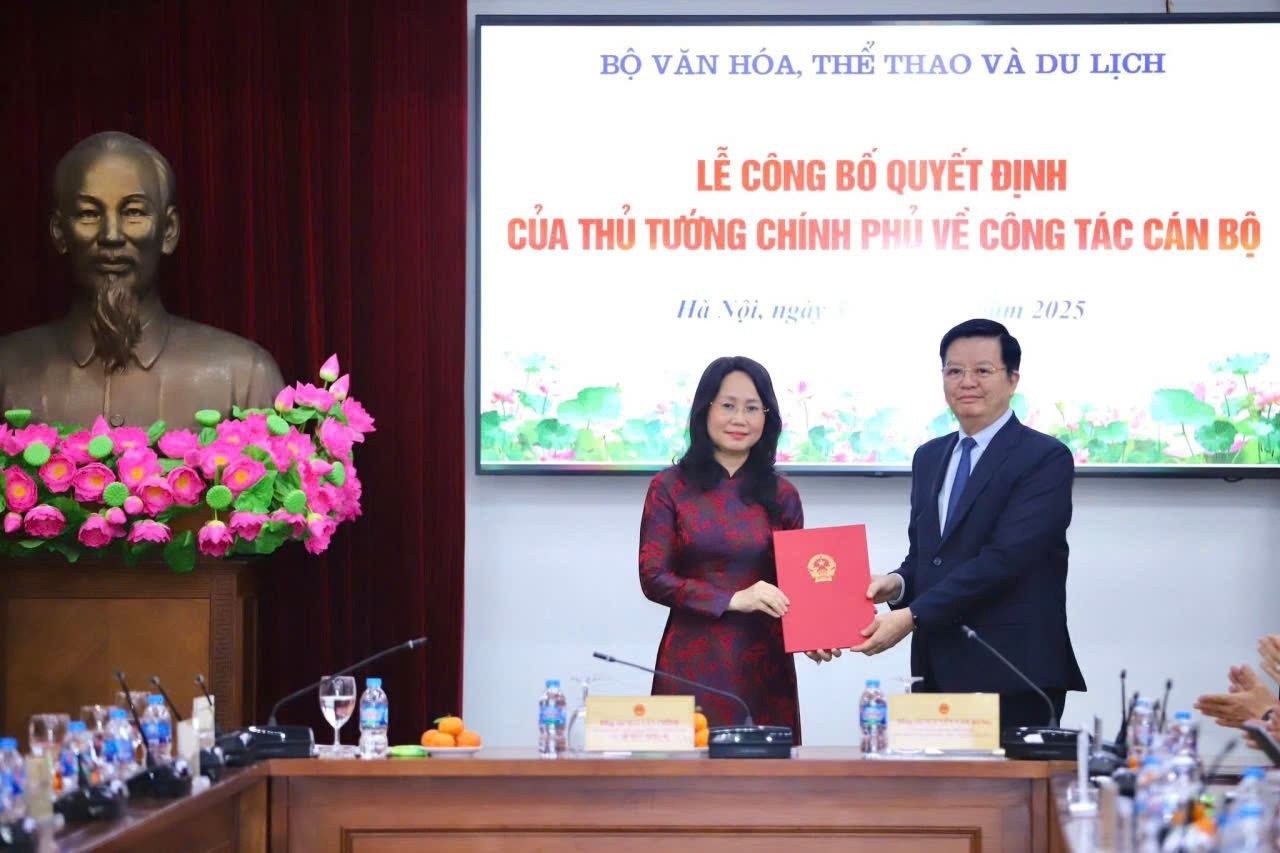 Phó Thủ tướng Chính phủ Mai Văn Chính trao quyết định cho bà Lâm Thị Phương Thanh. Ảnh: PV.