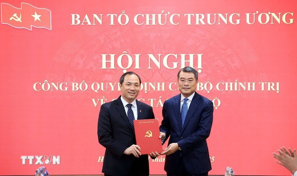 Ủy viên Bộ Chính trị, Bí thư Trung ương Đảng, Trưởng Ban Tổ chức Trung ương Lê Minh Hưng trao quyết định cho ông Hoàng Trung Dũng. Ảnh: TTXVN.