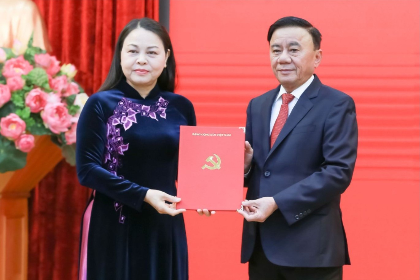 Thường trực Ban Bí thư Trần Cẩm Tú trao quyết định cho bà Nguyễn Thị Thu Hà. Ảnh: TTXVN.