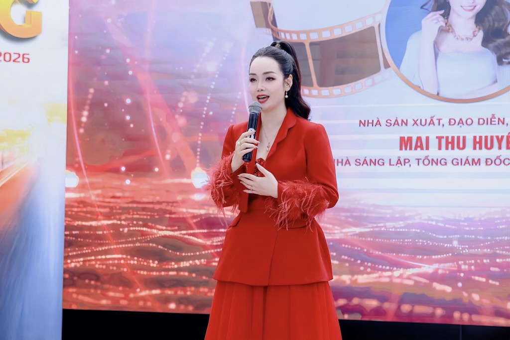 Thạc sĩ Mai Thu Huyền phát biểu tại buổi lễ Thạc sĩ Mai Thu Huyền phát biểu tại buổi lễ