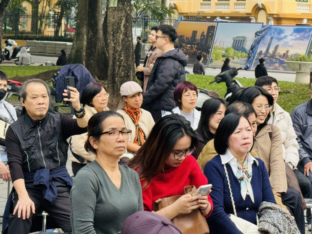 Khán giả chăm chú thưởng thức từng tiết mục