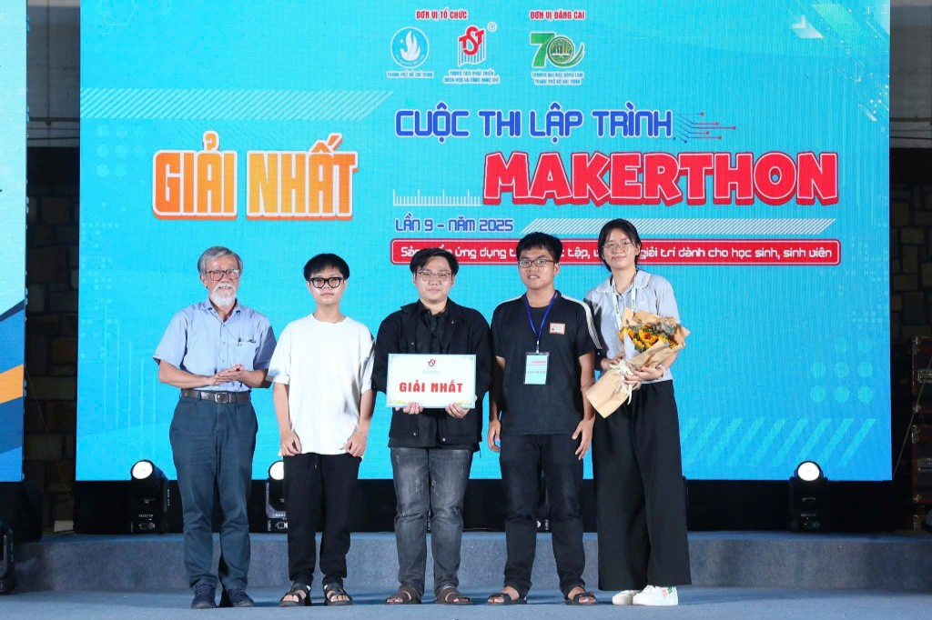 Từ tò mò công nghệ đến bài báo quốc tế của “SV