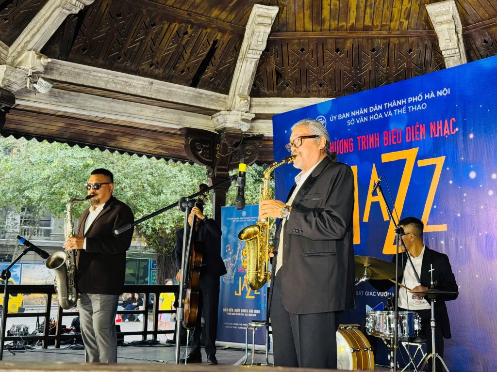 Hai nghệ sĩ Quyền Văn Minh và Quyền Thiện Đắc vừa biểu diễn vừa giới thiệu những tác phẩm nổi tiếng để khán giả hiểu thêm về dòng nhạc này