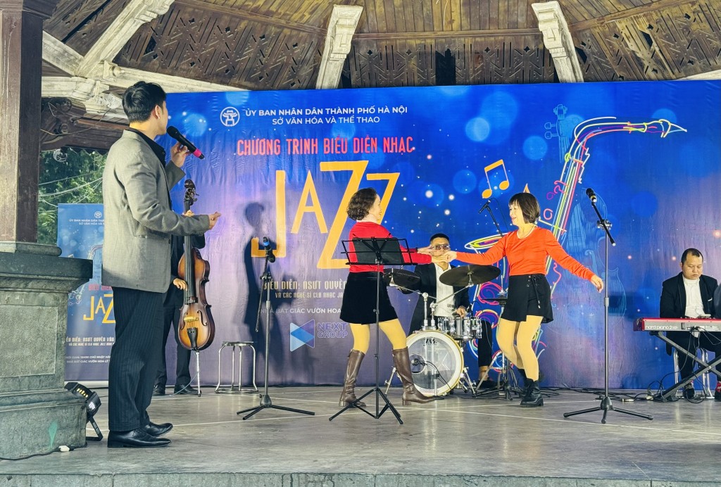 Hai nữ khán giả tự tin khiêu vũ trên sân khấu