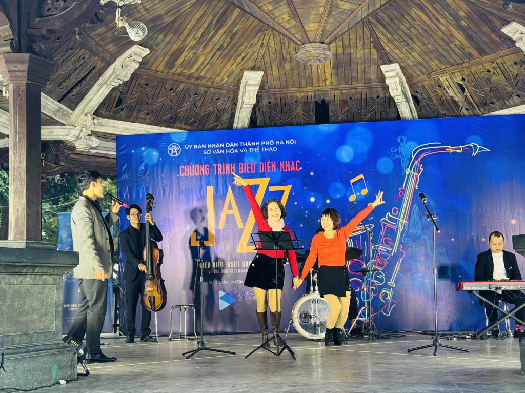 Khán giả biểu diễn cùng ban nhạc, nghệ thuật hòa nhịp với cộng đồng